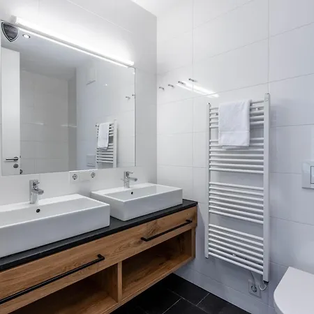 Bellevue Residences - Luxurious Lakeside 아파트 *