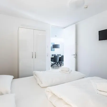 Bellevue Residences - Luxurious Lakeside Apartmán