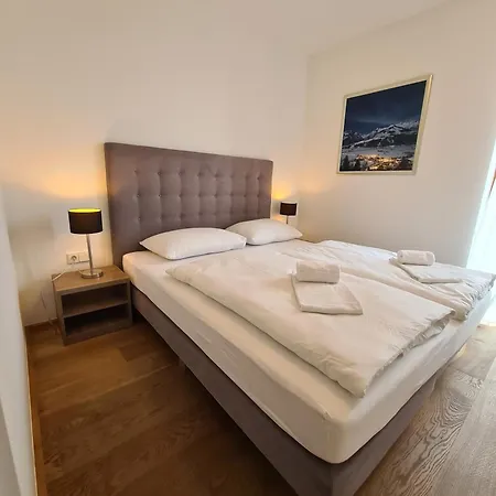 Bellevue Residences - Luxurious Lakeside Apartment *