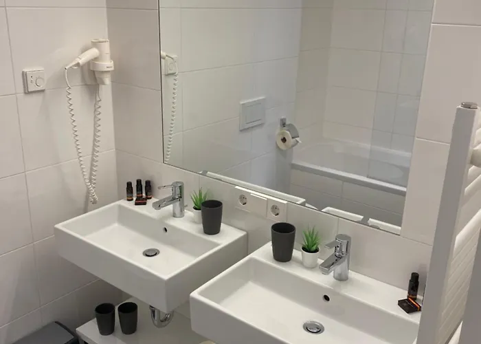 Bellevue Residences - Luxurious Lakeside 公寓 *