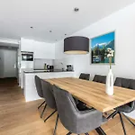 Bellevue Residences - Luxurious Lakeside Apartmán